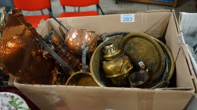 Un lot de cuivres dont un chaudron, un élément de lampe à pé…