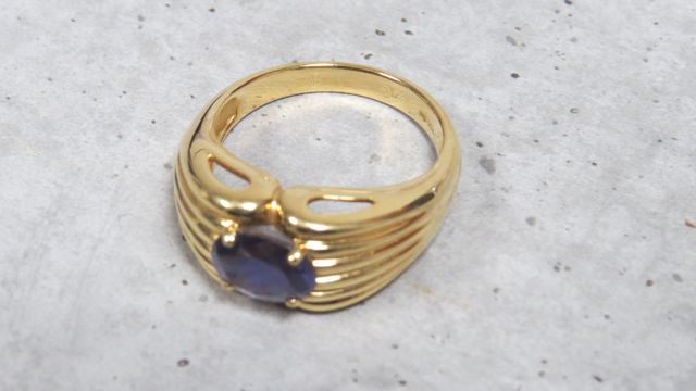 Bague en or jaune 750 millièmes ornée au centre d'un quartz bleu ...