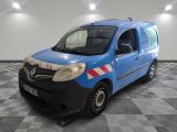 la photo d'une camionnette bleue garée dans un garage