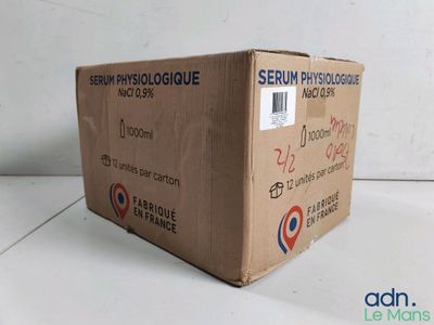 une boîte posée sur une surface blanche