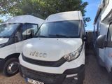 deux camionnettes blanches garées l'une à côté de l'autre dans un parking