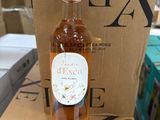 une bouteille de vin posée sur une caisse