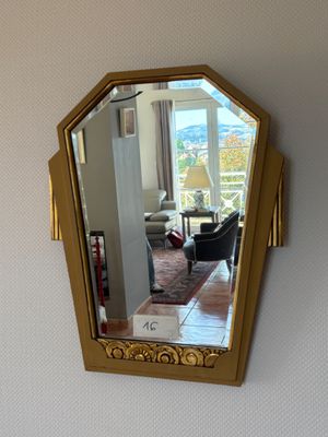 un miroir accroché au mur d'un salon