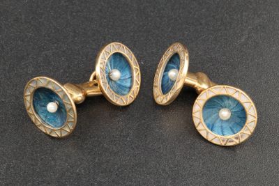 deux paires de boutons de manchette bleus et dorés sur un fond noir