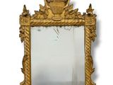 un miroir accroché au mur de la pièce