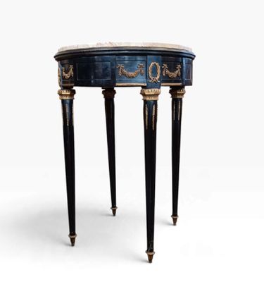 une table noire et dorée avec un plateau en marbre