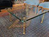 deux chaises et une table au milieu d'un salon