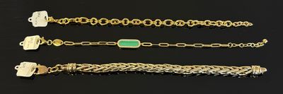 quatre types de bracelets différents sur un fond noir