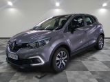 la voiture grise est garée sur un sol en damier dans le garage