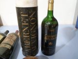 une bouteille de vin à côté d'une bouteille de vin sur une table