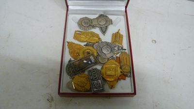 une boîte contenant un tas de pièces d'or et d'argent