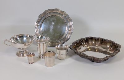 objets en métal argenté, notamment un bol, une cuillère et d'autres objets