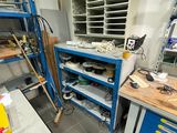 un établi au milieu d'une pièce, sur lequel sont posés de nombreux outils