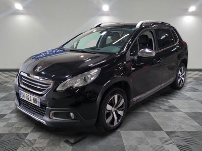 la voiture noire est garée dans le garage sur le sol en damier
