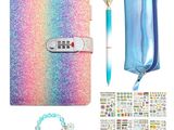 une photo d'un ensemble d'objets comprenant un sac à main, des bracelets et un stylo