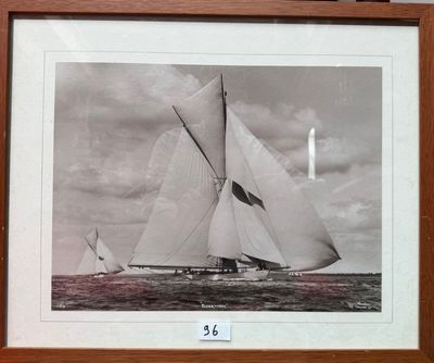 une photo en noir et blanc d'un voilier sur l'eau
