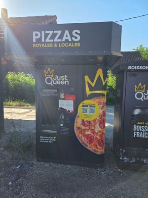 deux distributeurs automatiques sur lesquels sont représentées des pizzas