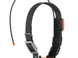 un gros plan d'un collier de chien noir et orange sur fond blanc