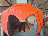 une grande machine orange qui se trouve à l'intérieur d'un bâtiment