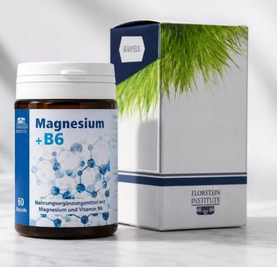 un gros plan sur un flacon de magnésium et une boîte posés sur une table