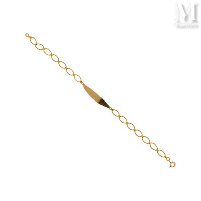 gros plan d'un bracelet en or sur fond blanc