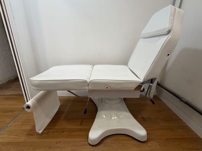 une photo d'un fauteuil d'examen médical dans une pièce