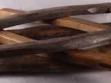 plusieurs pièces de bois sont empilées les unes sur les autres