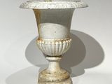 un vase blanc posé sur une table blanche