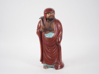 une image représentant une figurine d'un homme vêtu d'une robe rouge