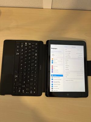 une tablette et un ordinateur portable posés côte à côte sur un bureau