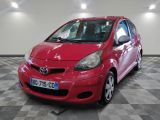 une photo d'une Toyota Yaris rouge garée dans un showroom