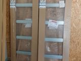 de nombreux cartons empilés les uns sur les autres dans une pièce