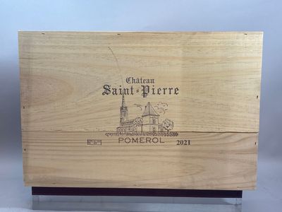 une vieille boîte en bois sur laquelle est dessiné une église