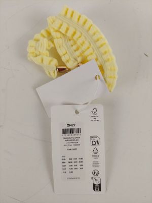 un chapeau jaune muni d'une étiquette, posé sur une surface blanche