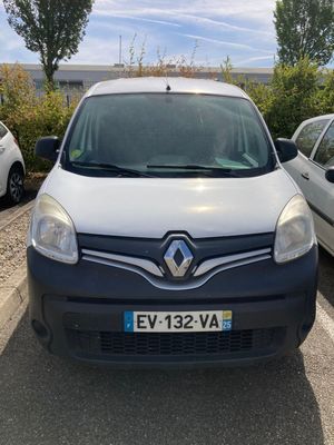 la camionnette blanche est garée dans le parking à côté d'autres voitures