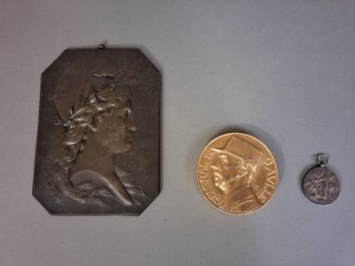 une médaille d'or et une médaille d'argent placées l'une à côté de l'autre