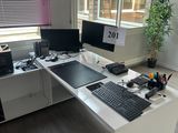 un bureau d'ordinateur équipé de deux écrans et d'un clavier