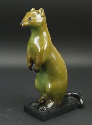 une statue verte et noire représentant une belette, posée sur un socle noir