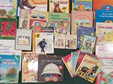 de nombreux livres pour enfants qui se trouvent sur la table