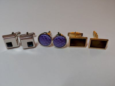 trois paires de boutons de manchette en émail violet et bleu