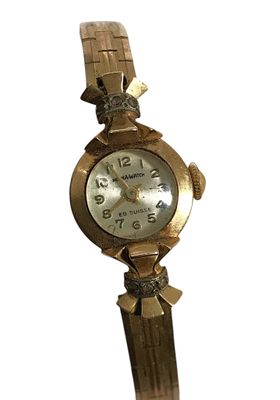 montre-bracelet ornée d'un nœud sur le cadran