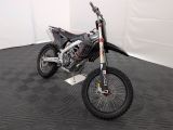 une moto tout-terrain garée dans une pièce