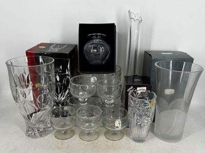 beaucoup de verres posés sur une table, à côté d'une boîte