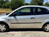 une petite voiture argentée garée sur le bord de la route