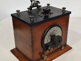 une horloge en bois à l'ancienne posée sur une table blanche