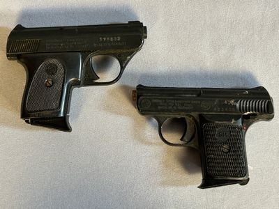 deux armes à feu posées l'une à côté de l'autre sur une table