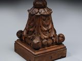 un plateau de table ancien en bois sculpté, surmonté d'un oiseau