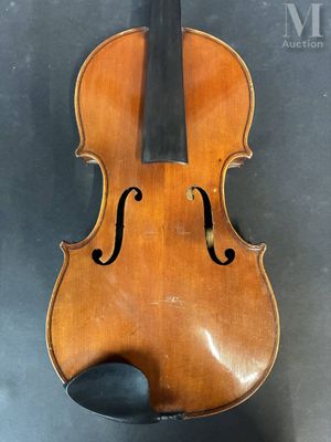 un vieux violon posé sur une table près d'un mur