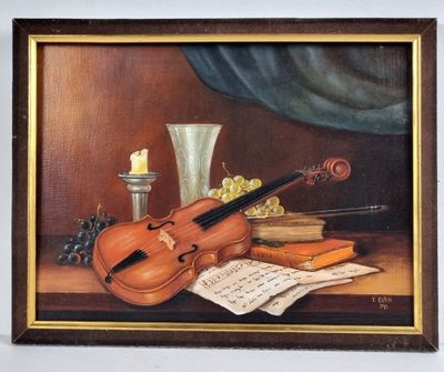 une peinture à l'huile représentant un violon posé sur une table, avec des raisins et une bougie