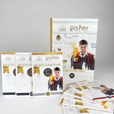 une boîte contenant les livres de Harry Potter posée sur une table
